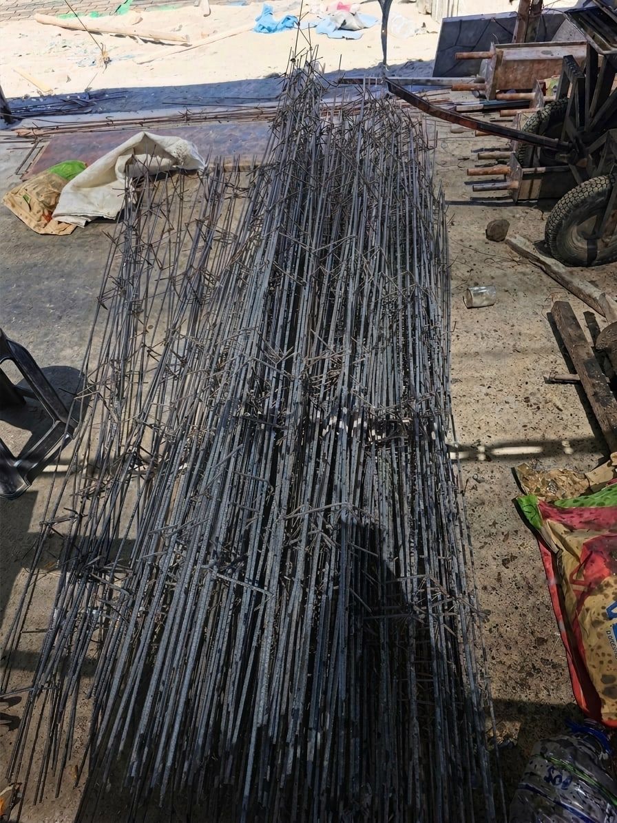 Armaduras de acero apiladas para reforzar las placas y columnas