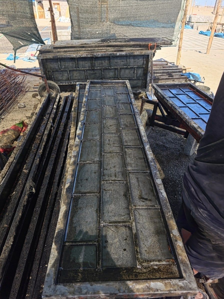 Moldes metálicos de placas de concreto en la planta de fabricación