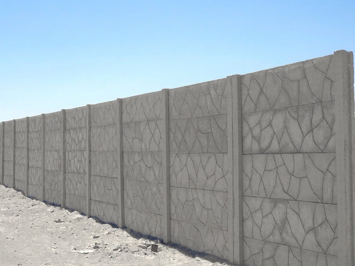 Cerco perimétrico premium de concreto con diseño piedra laja, de varios tramos, bajo cielo despejado