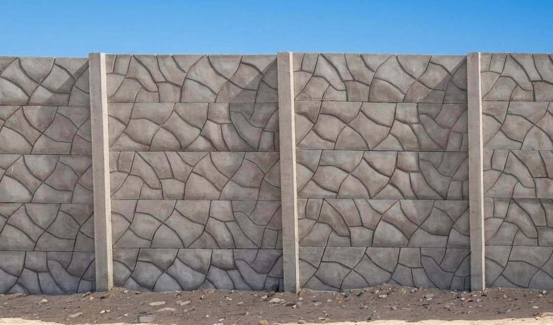 Cerco premium terminado, con placas de diseño piedra laja y columnas de concreto